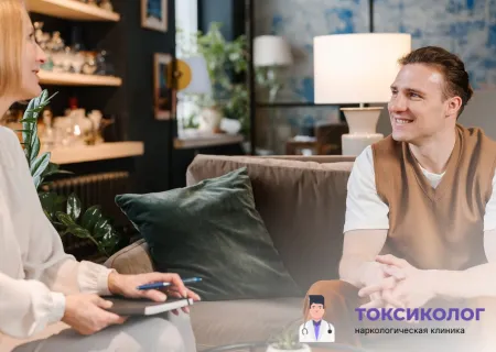 Индивидуальное лечение интернет-зависимости в наркологической клинике «Токсиколог» Пациент на приеме у психотерапевта обсуждает лечение интернет-зависимости