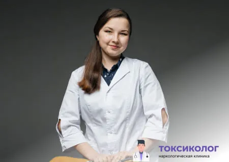 Доверьте свое здоровье опытным специалистам клиники в области лечения зависимостей. Улыбающийся врач клиники в белом халате, специалист по лечению зависимостей.