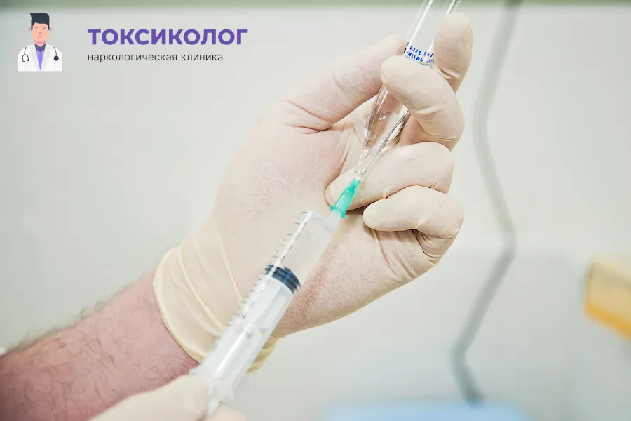Кодирование Вивитролом: проведение инъекции врачом клиники Токсиколог. Процесс внутримышечной инъекции в ягодичную мышцу пациента при выполнении процедуры кодирования Вивитролом.